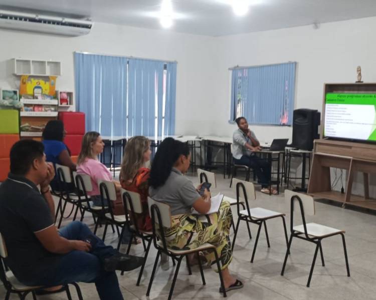 Assistência Social, Saúde e Educação realizam reunião intersetorial no CRAS