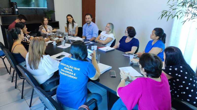 Prefeito-de-agua-Boa-se-reune-com-equipe-educacional-para-discutir-melhorias-no-ensino-municipal.jpeg