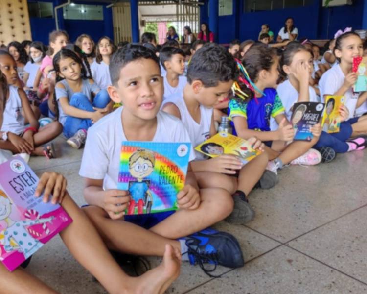 Alunos das Escolas Municipais Cristalino e Vila Nova recebem coleção de livros com personagens “especiais”