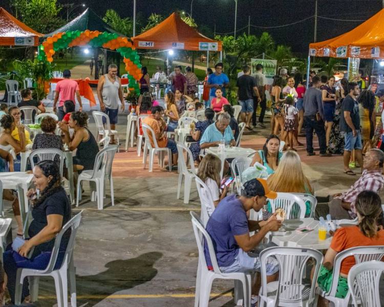 Feira dos Bairros retoma atividades com grande público na Praça do Arco