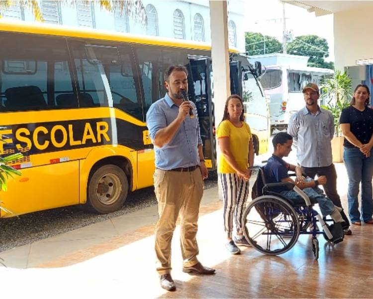 Escola Pestalozzi recebe novo ônibus escolar