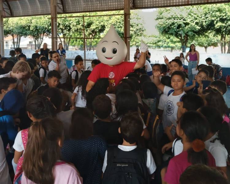 Zé Gotinha e equipe da Saúde visitam Escola Municipal Guarujá