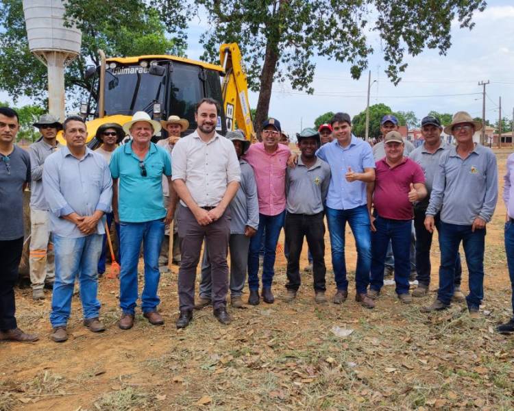 Autoridades acompanham mutirão de limpeza no PA Jaraguá e obra de asfalto na Serrinha