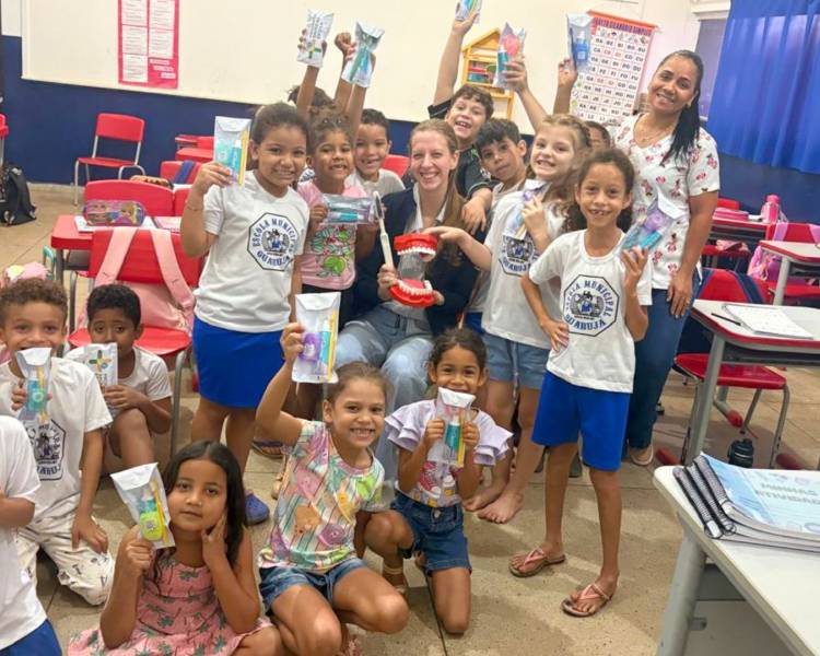 Escovação supervisionada e distribuição de kits de higiene bucal é realizada na Escola Guarujá