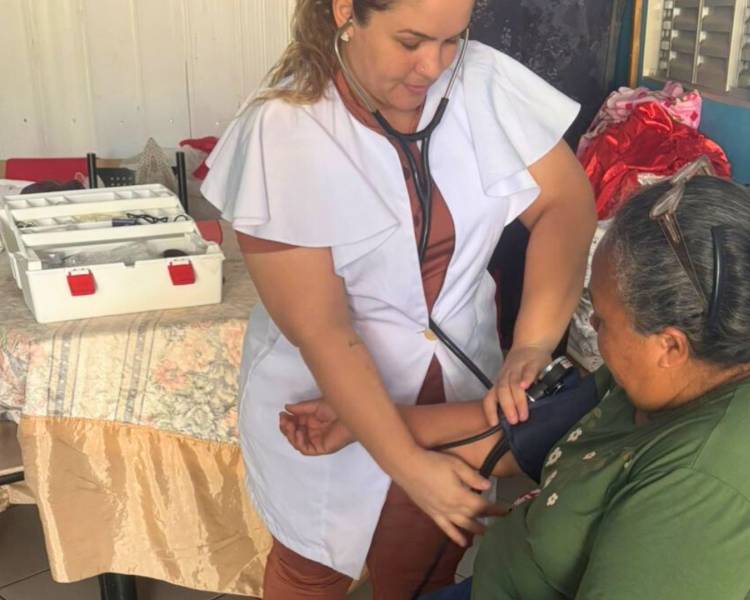 Visitas domiciliares garantem atendimento humanizado a pacientes domiciliados no município