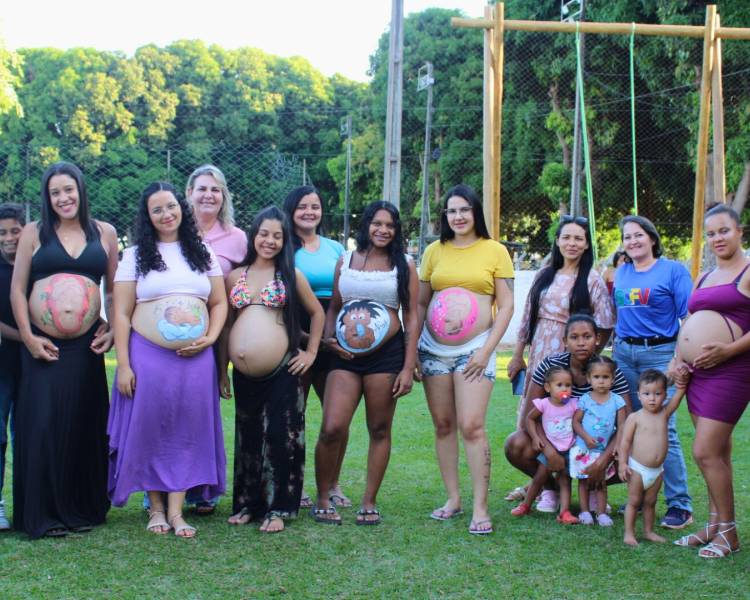 Pintura gestacional celebra a maternidade no Cantinho da Cegonha