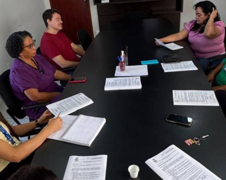 Prefeitura de Água Boa orienta moradores sobre limpeza de quintais e descarte correto de resíduos no Setor Industrial