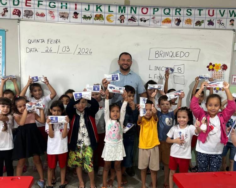 Saúde Bucal entrega mais de 240 kits de higiene para alunos da EMEI Jacy