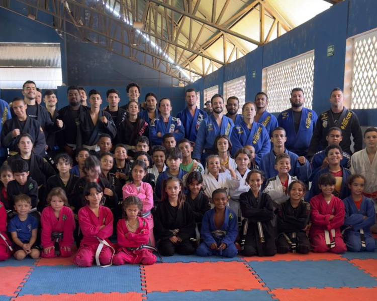Mais de 60 alunos participam de graduação de jiu-jitsu em Água Boa