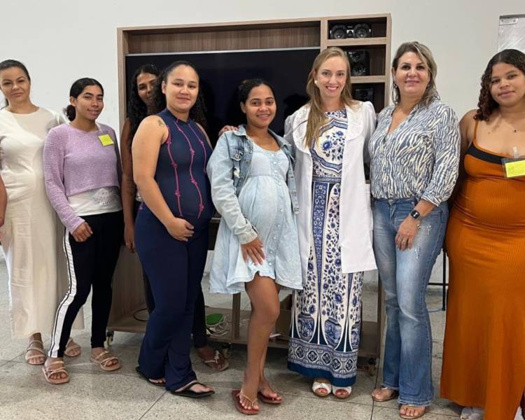 Gestantes recebem orientações de ginecologista sobre gestação e pré-natal no Cantinho da Cegonha