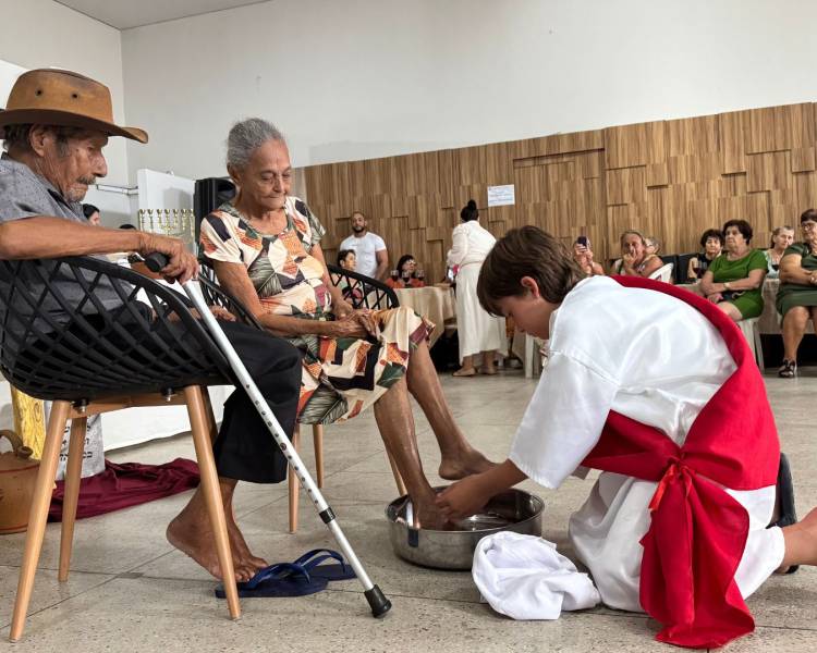 Melhor Idade participa de celebração de Páscoa com cerimônia do Lava-Pés em Água Boa