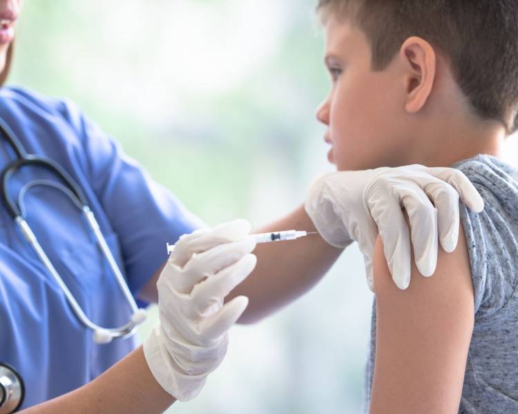 Vacinação nas Escolas avança em Água Boa com atualização da caderneta de crianças e adolescentes 