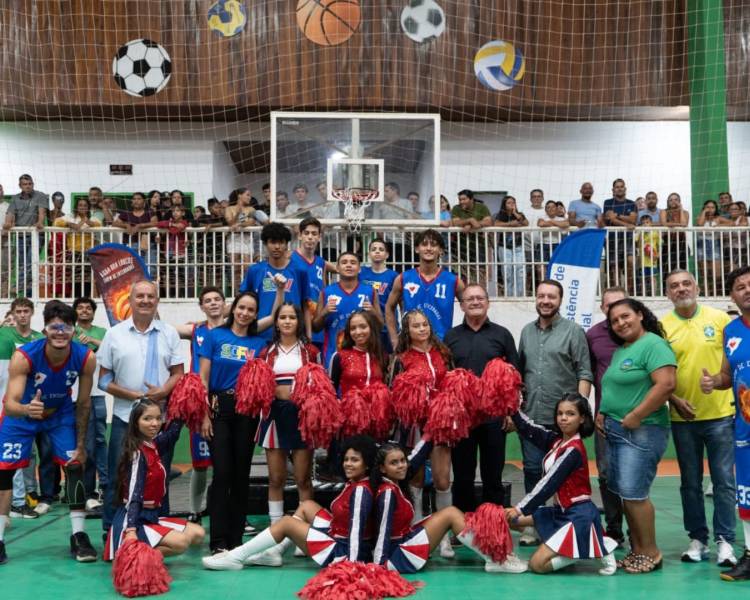 Cheerleaders e grupo Água Boa Loucos encantam público na abertura dos Jogos Escolares em Querência