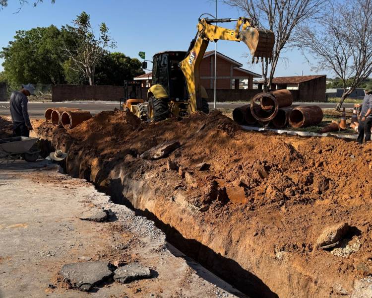 Prefeitura realiza obra de drenagem na Rua A5 para melhorar escoamento da água e segurança no trânsito