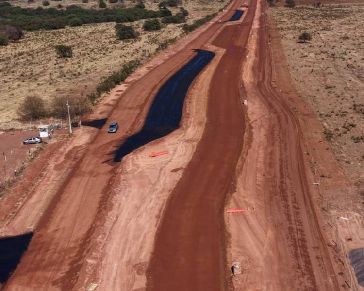 Obra da Avenida Lindermayer avança com conclusão da base e início da imprimação