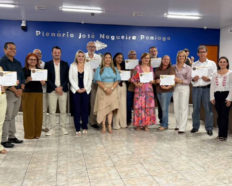 Prefeitura prestigia homenagem a servidores pelos 25 anos de dedicação à educação